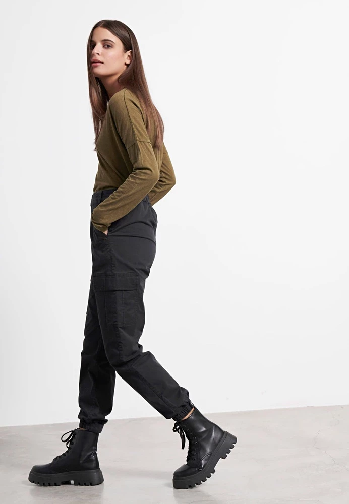 Γυναικείο Cargo παντελόνι FUNKY BUDDHA Comfort-stretch μαύρο 2 Γυναικείο Cargo παντελόνι FUNKY BUDDHA Comfort-stretch μαύρο - Image 2