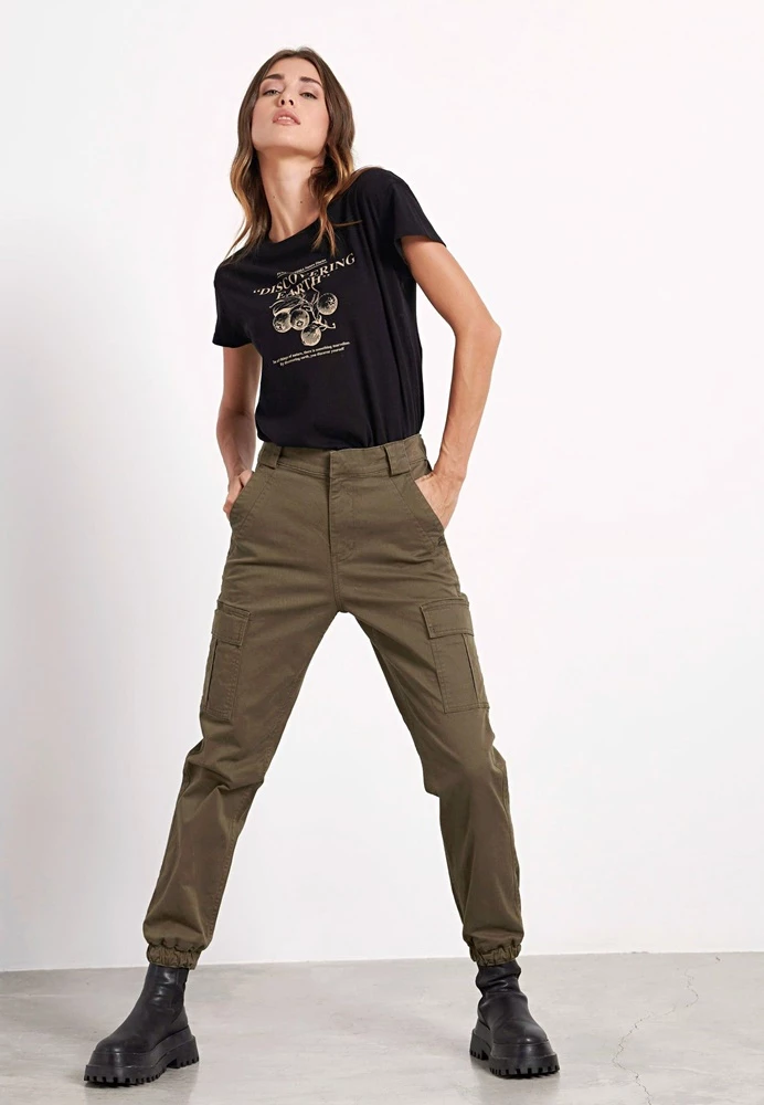 Γυναικείο Cargo παντελόνι FUNKY BUDDHA Comfort-stretch χακί 2 Γυναικείο Cargo παντελόνι FUNKY BUDDHA Comfort-stretch χακί - Image 2