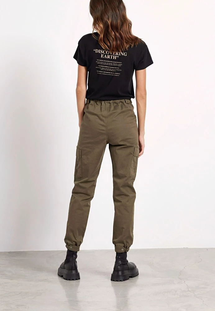 Γυναικείο Cargo παντελόνι FUNKY BUDDHA Comfort-stretch χακί 5 Γυναικείο Cargo παντελόνι FUNKY BUDDHA Comfort-stretch χακί - Image 5